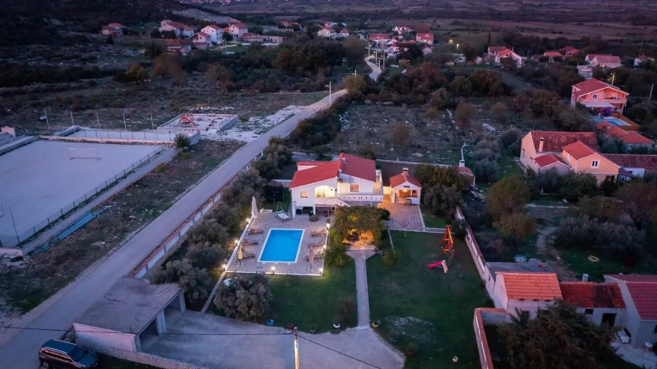 Holiday House Marina With Pool Sukošan